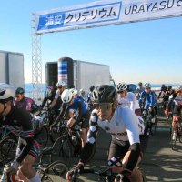 号砲とともにスタートした選手たち＝３０日、浦安市