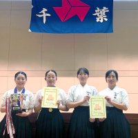 女子演技の部で（左から）１位の片岡、青野、２位の大島、船越