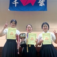 女子個人試合の部で（左から）２位の渡辺、１位の青野、３位の佐々木
