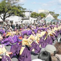 シンボルロードで息の合った演舞を披露するよさこいチーム＝２４日、銚子市