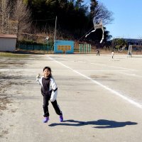 手作り凧冬空舞う　市原　新聞紙使い児童ら挑戦
