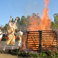 【写真特集】１年の感謝込めお焚き上げ　成田山新勝寺　お札３万体、炎に返す