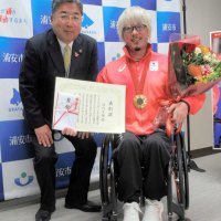 浦安市の特別表彰を受けた池崎選手（右）。左は内田市長＝２日、浦安市役所