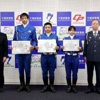 表彰状を手に記念撮影する隊員たち。左２人目から坂部隊員、篠塚隊員、能勢隊員＝１１月２９日、千葉市中央区の県警本部