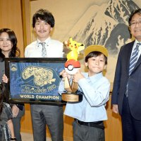 カードゲーム世界大会Ｖ　「ポケモン」で集中力発揮　千葉・宮崎小６年、大田選手快挙　神谷市長に報告