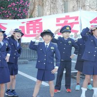 交通安全ソング「ててて！とまって！」を披露する千葉大教育学部付属小の児童たち＝１０日、千葉市稲毛区の千葉北署駐車場