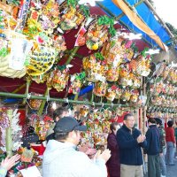 新年繁栄願い酉の市活気　縁起物の熊手ずらり　栄・大鷲神社　【師走スケッチ２０２４】