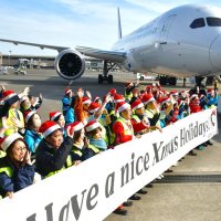 成田空港Ｘマスムード　サンタ姿８０人お見送り　６メートルツリーも登場
