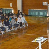 地域と歩んだ１５０年　スライド、クイズ交え学ぶ　勝浦小開校記念集会