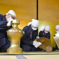 成田山新勝寺の大本堂に飾られる仏具を磨く職員＝１３日、成田市