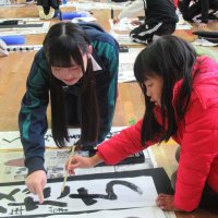 「書き初め」で魅力伝える　高校書道部員が児童に　市川　【師走スケッチ２０２４】