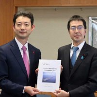 高見国交政務官に要望書を手渡す熊谷知事（左）＝２３日、国交省
