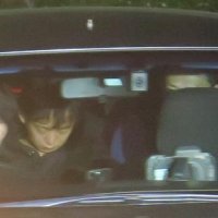 闇バイトによる住宅強盗事件の実行役の１人として逮捕された藤井柊容疑者（中央）＝１０月、市川市
