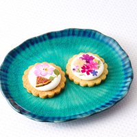 エディブルフラワー（食用花）を飾り付け、南房総の花畑を表現した「南房総まるごとクッキー」（南房総市提供）