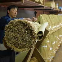 【写真複数あり】成田山新勝寺で大しめ縄作り　初詣客を出迎える準備、わら２５００束編み込む