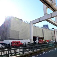 崩落事故が起こった解体工事現場＝９日午前１０時５０分、千葉市中央区富士見１
