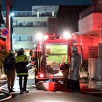 習志野で２階建て住宅全焼、延焼も