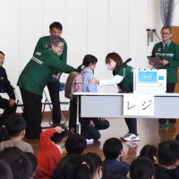 不審者への対処学ぶ　飯野小児童が体験型訓練　富津