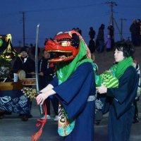 海岸で獅子舞披露　焼きイワシ無料配布など　九十九里「元旦祭」