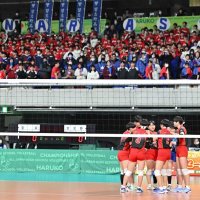安来戦に臨む習志野の選手たち。会場には吹奏楽部やチアらも応援に駆けつけた＝東京体育館