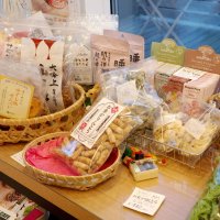 店では、非動物性食材のお菓子や調味料なども購入できる