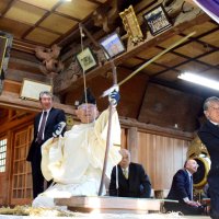 一松神社でお的神事　長生　古式にのっとり４本放つ