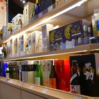 成田空港第２ターミナルの免税店で多くの日本酒が並ぶ陳列ブース＝成田市
