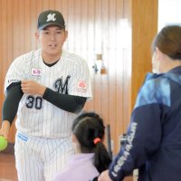 特支校に千葉ロッテ選手　運動の楽しさ伝える　大網白里
