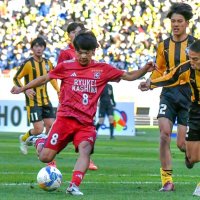 前橋育英─流通経大柏　前半１２分、先制ゴールを決める流通経大柏の亀田（８）＝国立競技場
