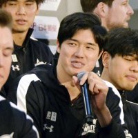 記者会見で質問に答える千葉Ｊの渡辺雄太（中央）＝１７日、船橋市
