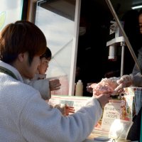 キッチンカーも多く並び、冷凍イチゴを削ったスイーツを求める来場客