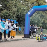 声援を受け、ハンドサイクルでギネス世界記録に挑戦する官野＝昨年１０月、パリ（ダッソー・システムズ提供）

