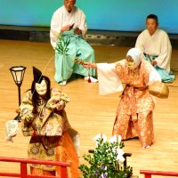 玉前神社神楽の演目「蛭子（えびす）」でタイをつり上げる場面