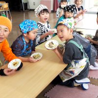 絵本のおやつおいしいね　作家と４、５歳児交流　「さつまいももち」作り笑顔　富津