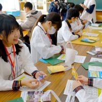 台湾生徒と文化交流　折り紙体験、踊りも　栄の中学生