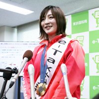 スマホを使った確定申告を模擬体験後、報道各社のインタビューに答える角田選手。首にかけているのはパリ五輪の金メダル＝３０日、千葉市花見川区の千葉西税務署