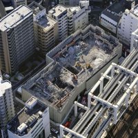 床が崩落した解体作業中のビル＝９日午後０時１７分、千葉市中央区（共同通信社ヘリから）（共同）