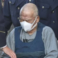 放火容疑で７７歳再逮捕　住人女性、重傷やけどで入院中　柏の夫婦殺害事件後、８棟全焼で　否認、取り調べに応じず　千葉県警