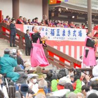 成田山新勝寺の節分会で特設舞台から豪快に豆をまく横綱・豊昇龍関（左から２人目）ら大相撲力士＝２日、成田市