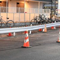 片側通行規制になった現場＝12日午後５時半ごろ、習志野市鷺沼