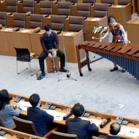 議場に透き通る音色　千葉市議会前にコンサート