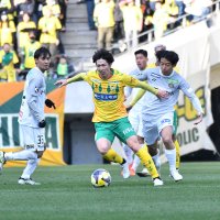 千葉─柏　後半、競り合う千葉の林（手前）と柏の山田＝フクアリ
