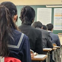 試験開始を待つ生徒ら＝１８日午前、千葉市中央区の県立千葉高