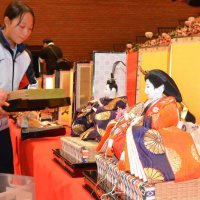 勝浦中生が人形飾り付け　２２日からビッグひな祭り