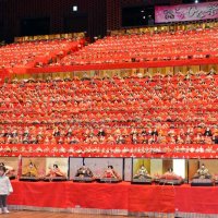 ２万体“ひな色”歓迎　勝浦ビッグひな祭り開幕　５千体の２５段飾り圧巻
