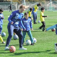 オルカ＆ジェフイズム体感　小学生８０人、選手らと交流　勝浦でサッカー教室