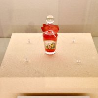 １８９７年当時に販売された資生堂最初の化粧品「オイデルミン」のレプリカ。西洋薬学の処方に基づく科学的な化粧水で、今なお続くロングセラー商品となっている（資生堂企業資料館所蔵）
