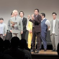 我孫子市制施行５５周年記念の「ふるさとお笑いＬｉｖｅ！」フィナーレで、トークを披露するナイツの塙宣之さん＝２２日、同市