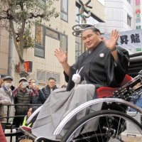 柏駅東口での祝賀パレードで笑顔で手を振る豊昇龍関＝１６日、柏市