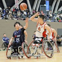決勝で神奈川・鳥海選手（右）と激しくボールを競り合う千葉ホークスの平山選手。自らの２５歳の誕生日を懸命プレーでアピール